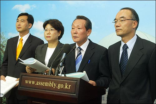 한나라당은 20일 부동산 투기 억제 차원에서 분양권 전매를 전면 금지하고 분양가 거품을 제거하기 위해 내년부터 공공부문의 아파트 건설에 대해 후분양제 시행을 추진키로 했다. 김학송 한나라당 부동산대책특위원장이 20일 국회 기자실에서 특위가 마련한 부동산대책을 발표하고 있다. 